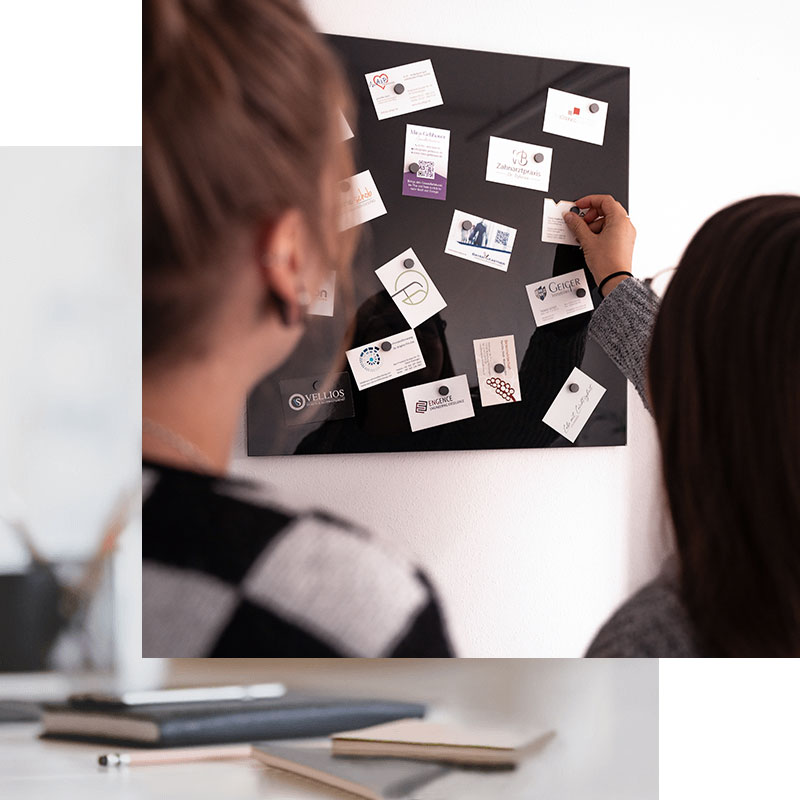 Person arbeitet an einer Website, Webdesign und Programmierung mit Contao und WordPress