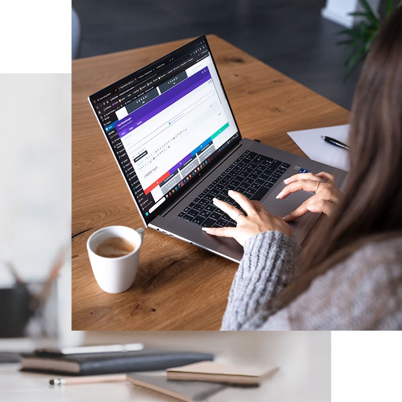 Person arbeitet an einer Website, Webdesign und Programmierung mit Contao und WordPress